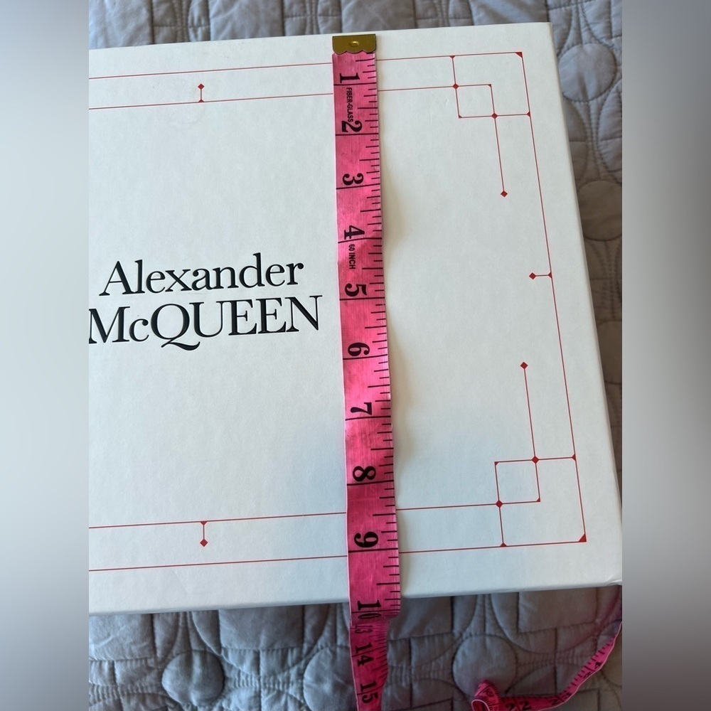 Alexander McQueen White Box - Picture 14 of 15